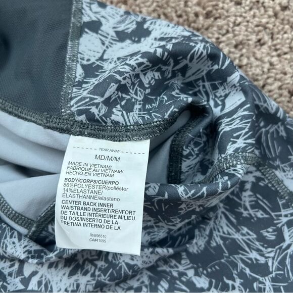 Under Armour Grey Printed Hidden Back Pocket Crop Leggings Sz M Athletic - Picture 3 of 7